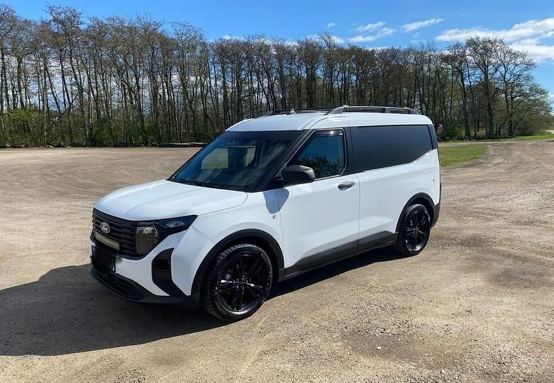 Vit med svart foliering Begagnad 2024 Ford Transit Van | 245 000 kr (Marknadspris) - Bild 1/4