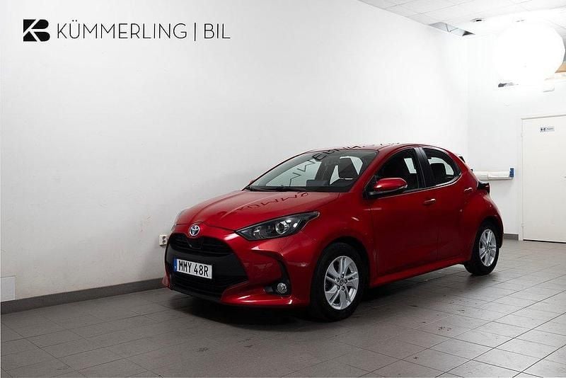 Röd Begagnad 2022 Toyota Yaris Hybrid Active Halvkombi | 184 900 kr (Bra pris) - Bild 1/4
