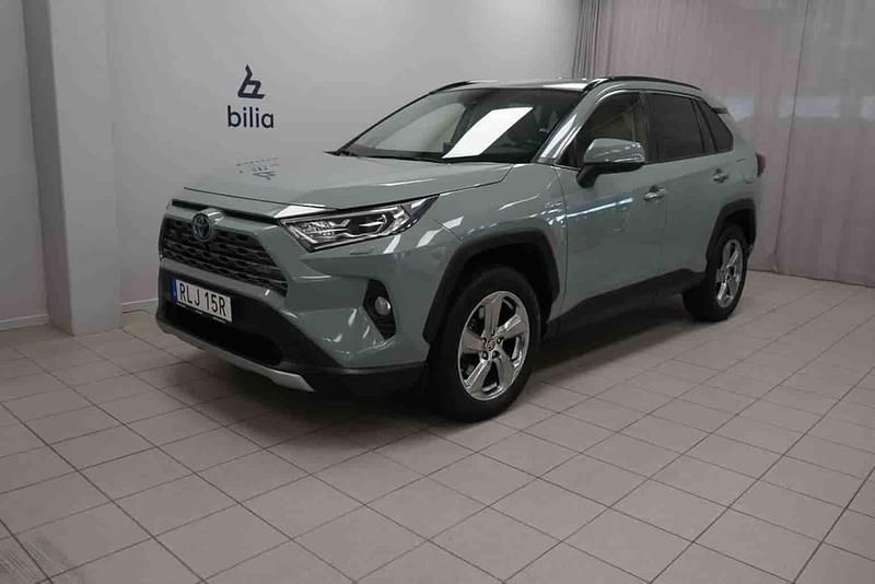 Grön Begagnad 2021 Toyota RAV4 Hybrid SUV | 339 900 kr - Bild 1/1