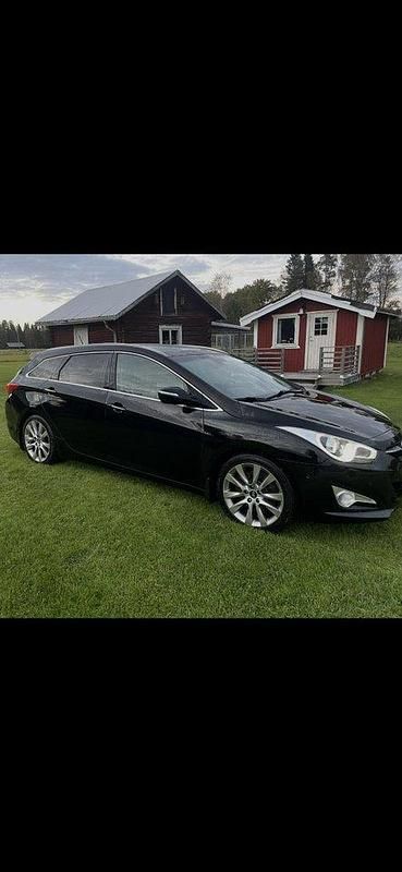 Svart Begagnad 2012 Hyundai i40 Kombi | 75 000 kr (Marknadspris) - Bild 1/4