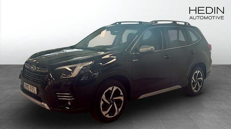 Svart Begagnad 2023 Subaru Forester SUV | 369 900 kr - Bild 1/4