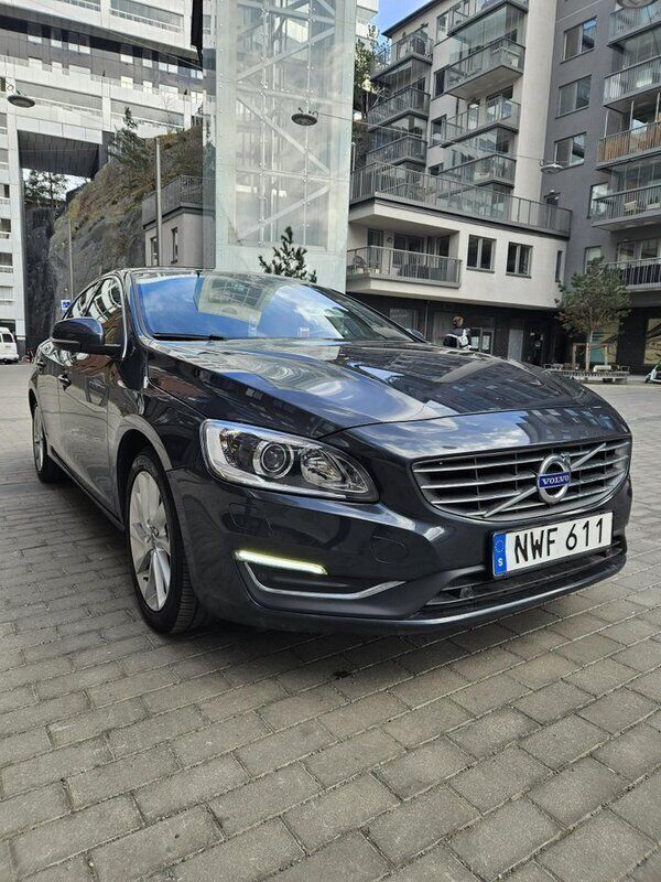 Grå Begagnad 2016 Volvo S60 Momentum Sedan | 178 000 kr (Bra pris) - Bild 1/4