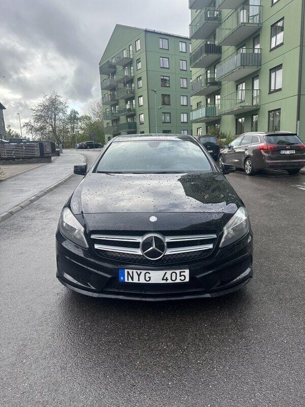 Svart Begagnad 2014 Mercedes A180 AMG Halvkombi | 100 000 kr (Marknadspris) - Bild 1/4