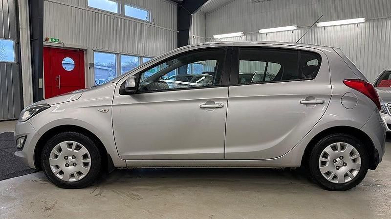 Begagnad Hyundai i20 Select 84 HK (61 kW) 2013 Silver Halvkombi