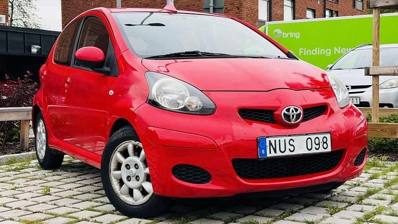 Röd Begagnad 2011 Toyota Aygo Halvkombi | 28 400 kr (Marknadspris) - Bild 1/4