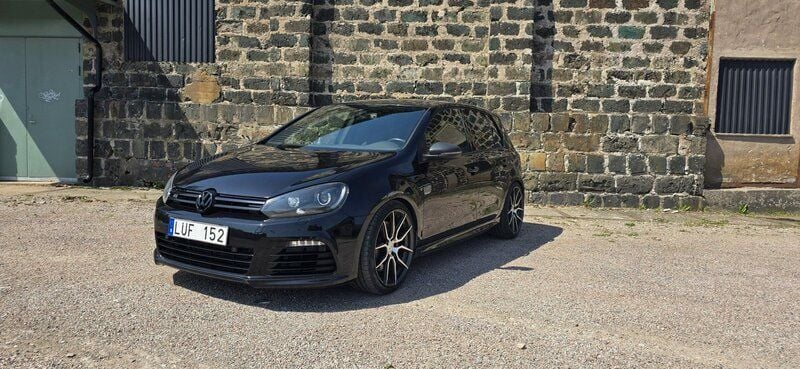 Svart Begagnad 2012 VW Golf VII R Halvkombi | 165 000 kr (Marknadspris) - Bild 1/4