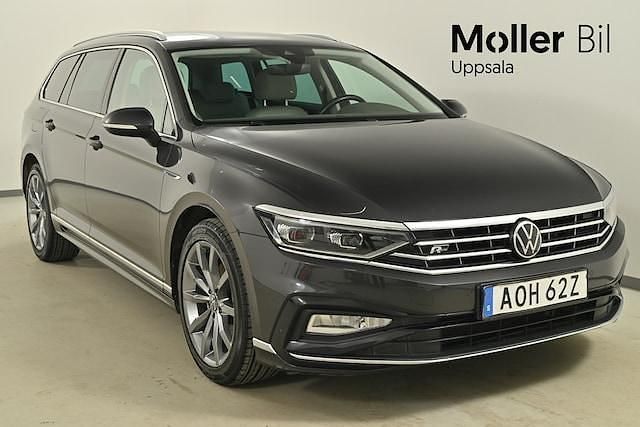 Mörkgrå (grå) Begagnad 2021 VW Passat R-line Kombi | 309 900 kr (Marknadspris) - Bild 1/4