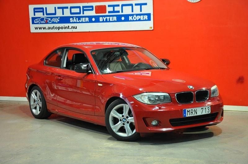 Röd Begagnad 2012 BMW 118 Coupé Advantage Sportkupé | 108 700 kr - Bild 1/4