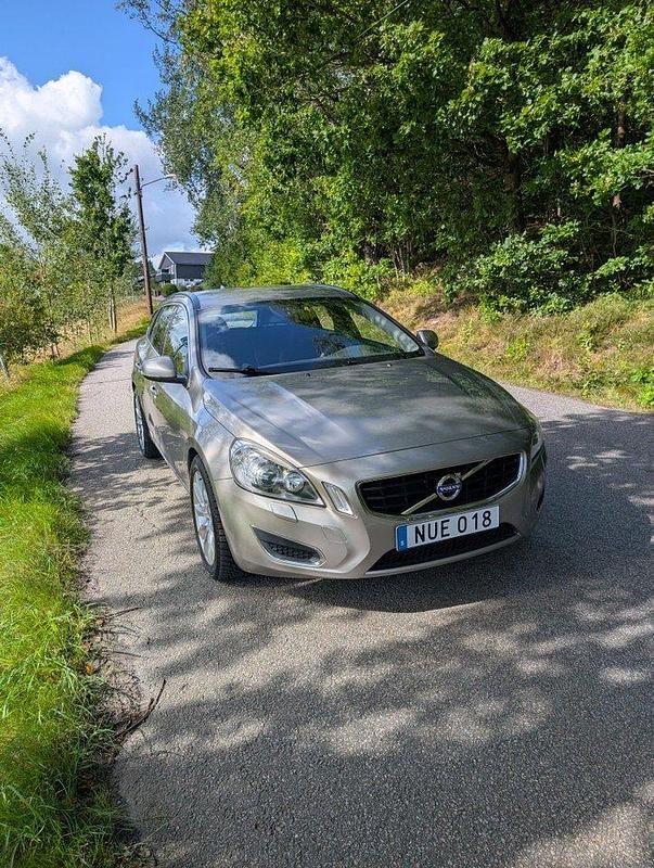 Brun Begagnad 2012 Volvo V60 Momentum Kombi | 99 000 kr (Marknadspris) - Bild 1/4