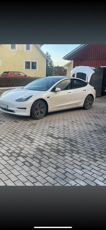 Begagnad 2023 Tesla Model 3 Standard Range Sedan | 300 000 kr (Bra pris) - Bild 1/1