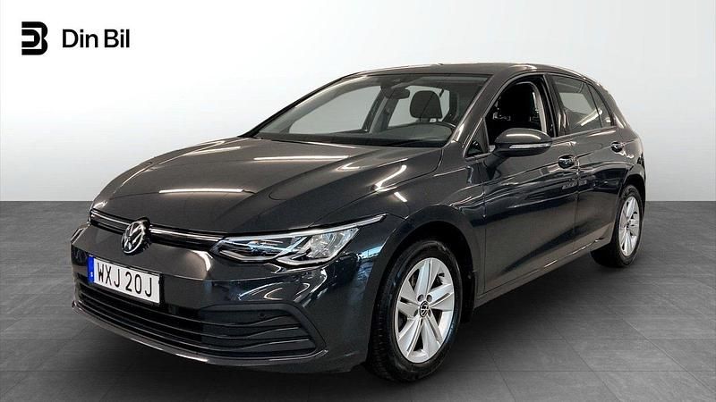 Grå Begagnad 2022 VW Golf VIII Life Halvkombi | 259 900 kr (Marknadspris) - Bild 1/4
