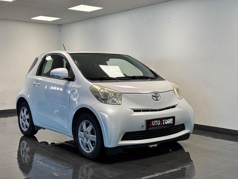 Vit Begagnad 2009 Toyota iQ Halvkombi | 59 900 kr (Marknadspris) - Bild 1/4