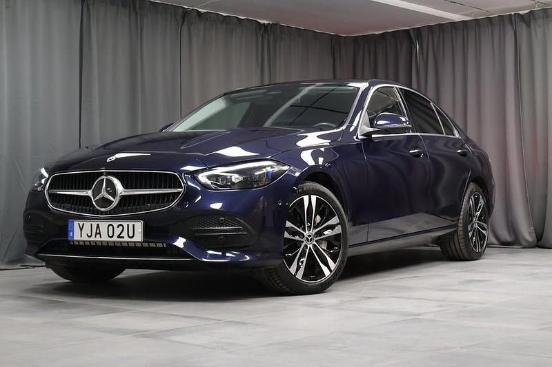 Blå Begagnad 2022 Mercedes C300 Avantgarde Sedan | 389 000 kr (Marknadspris) - Bild 1/4