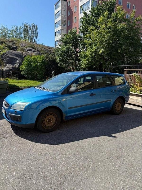 Blå Begagnad 2005 Ford Focus Kombi | 6 500 kr (Marknadspris) - Bild 1/1