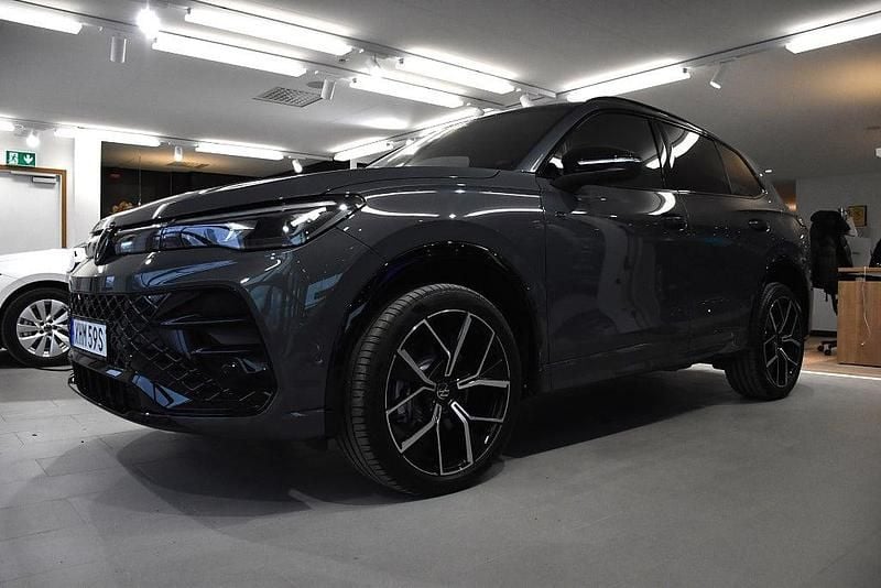 Ny VW Tiguan R-line Edition 194 HK (142 kW) 2025 Mörkgrå SUV