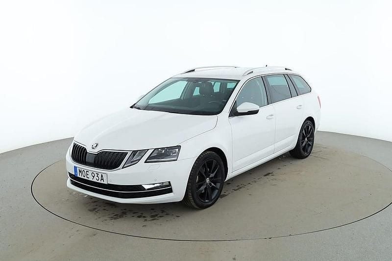 Vit Begagnad 2019 Skoda Octavia Style Kombi | 216 000 kr (Marknadspris) - Bild 1/4