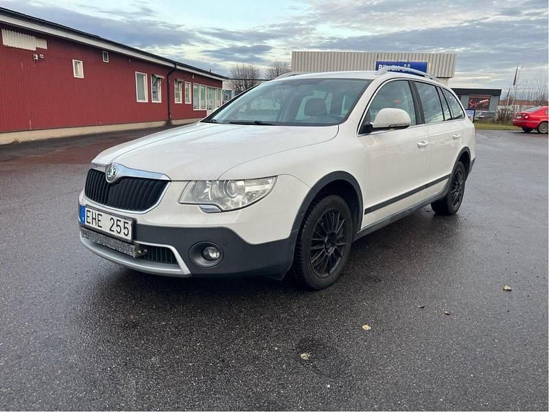 Vit Begagnad 2013 Skoda Superb Elegance Kombi | 79 500 kr (Bra pris) - Bild 1/4