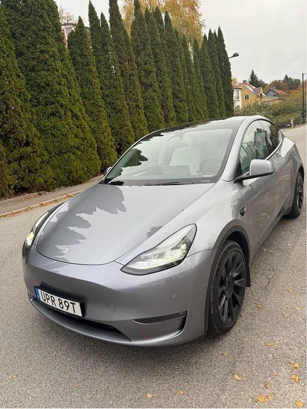 Grå Begagnad 2024 Tesla Model Y Long Range AWD SUV | 449 000 kr (Superpris) - Bild 1/4