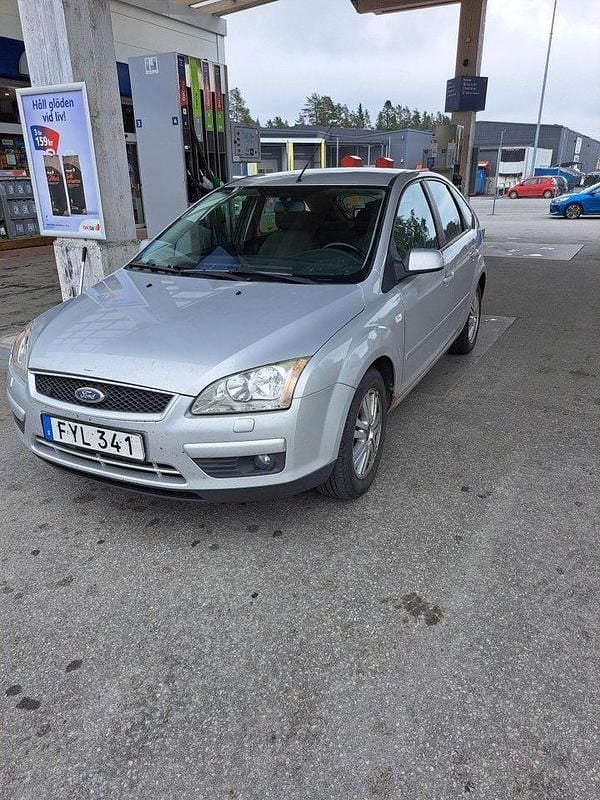 Grå Begagnad 2008 Ford Focus Trend Halvkombi | 15 000 kr (Superpris) - Bild 1/4