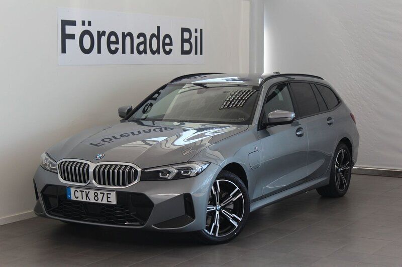 Grå Ny 2025 BMW 330e M Sport Kombi | 641 700 kr (Marknadspris) - Bild 1/4