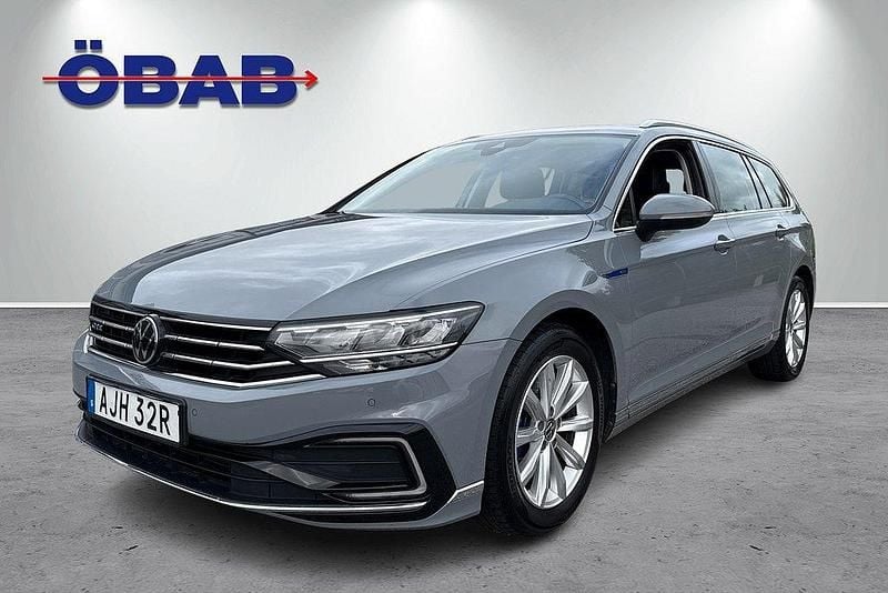Grå Begagnad 2022 VW Passat GTE Kombi | 308 900 kr (Lite dyr) - Bild 1/4