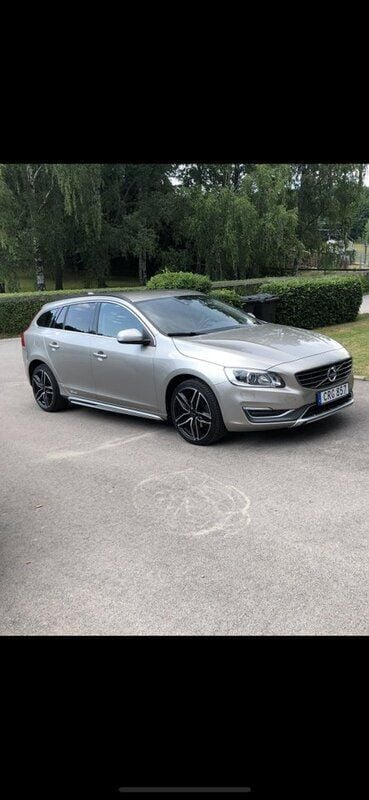 Brun Begagnad 2015 Volvo V60 Momentum Kombi | 105 000 kr (Superpris) - Bild 1/4
