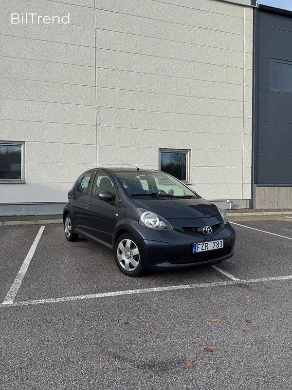 Mörkgrå Begagnad 2007 Toyota Aygo Halvkombi | 24 900 kr (Marknadspris) - Bild 1/4