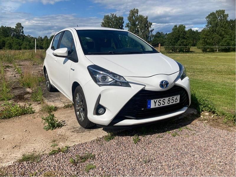 Vit Begagnad 2018 Toyota Yaris Hybrid Halvkombi | 129 900 kr (Marknadspris) - Bild 1/4