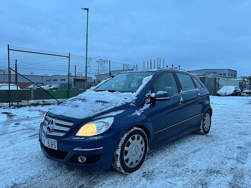 Blå Begagnad 2011 Mercedes B200 Minibuss | 29 900 kr (Marknadspris) - Bild 1/4