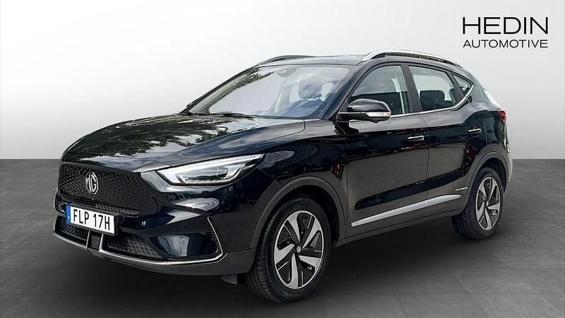 Svart (black) Begagnad 2022 MG ZS Luxury Sedan | 244 900 kr (Superpris) - Bild 1/4