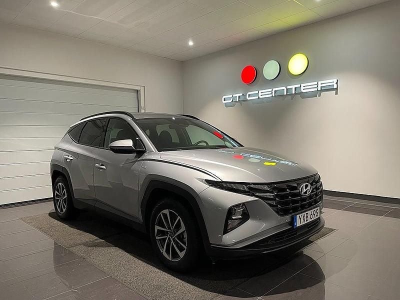 Mörkgrå metallic/anthrasit klädsel Begagnad 2023 Hyundai Tucson Essential SUV | 319 900 kr (Bra pris) - Bild 1/4