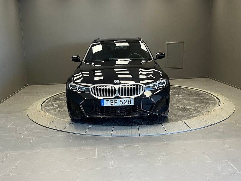 Svart Begagnad 2024 BMW 330e Comfort Edition Kombi | 559 000 kr (Lite dyr) - Bild 1/4