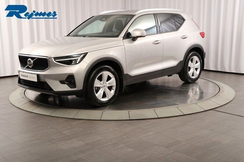 Silver Begagnad 2023 Volvo XC40 Core SUV | 355 900 kr (Marknadspris) - Bild 1/4