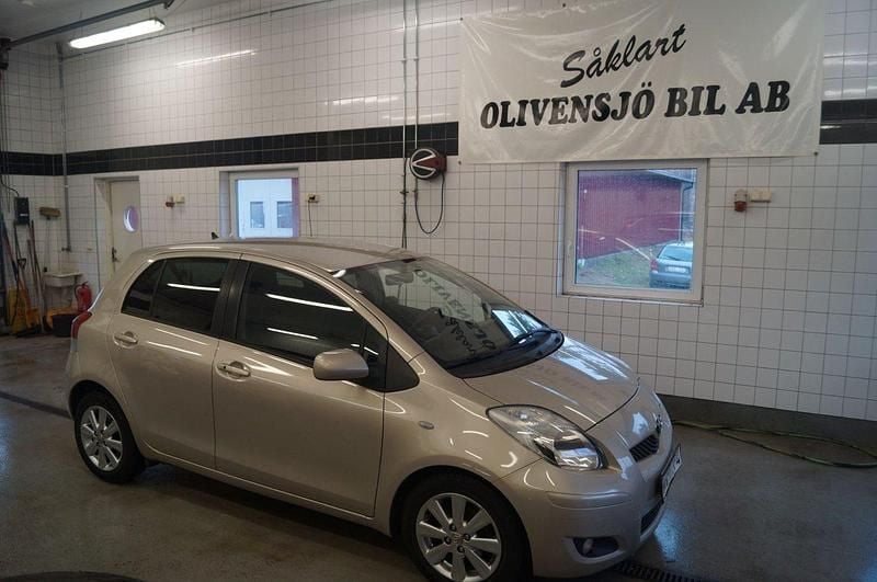 Ljusbrun Begagnad 2010 Toyota Yaris Halvkombi | 59 000 kr (Lite dyr) - Bild 1/4