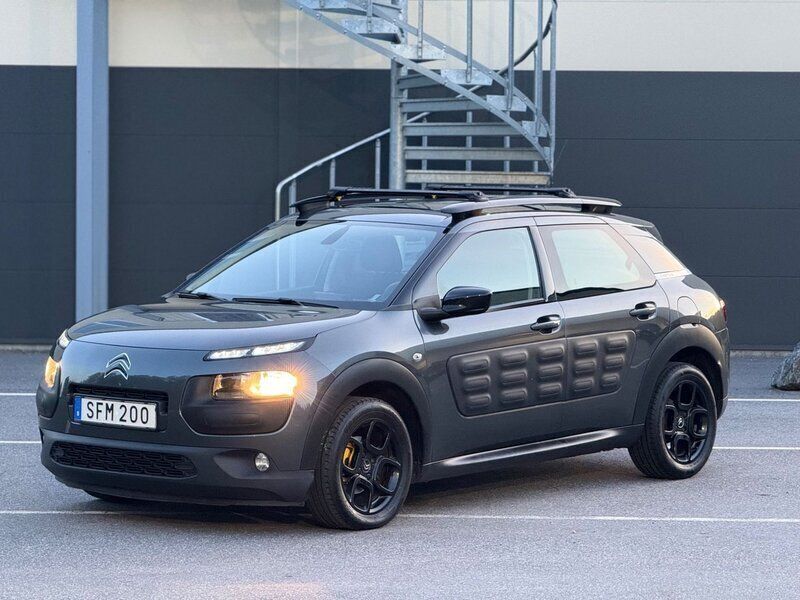 Grå Begagnad 2016 Citroën C4 Cactus PureTech Halvkombi | 99 400 kr (Marknadspris) - Bild 1/4