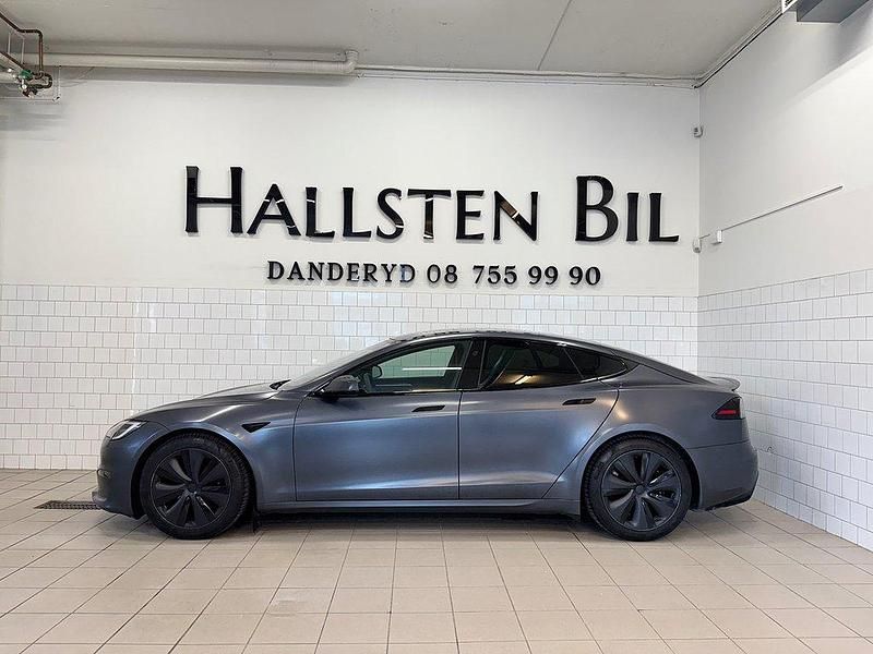 Grå Begagnad 2022 Tesla Model S Plaid Sedan | 799 000 kr (Marknadspris) - Bild 1/4