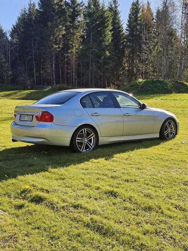 Grå Begagnad 2006 BMW 325 Sedan | 43 000 kr (Bra pris) - Bild 1/4