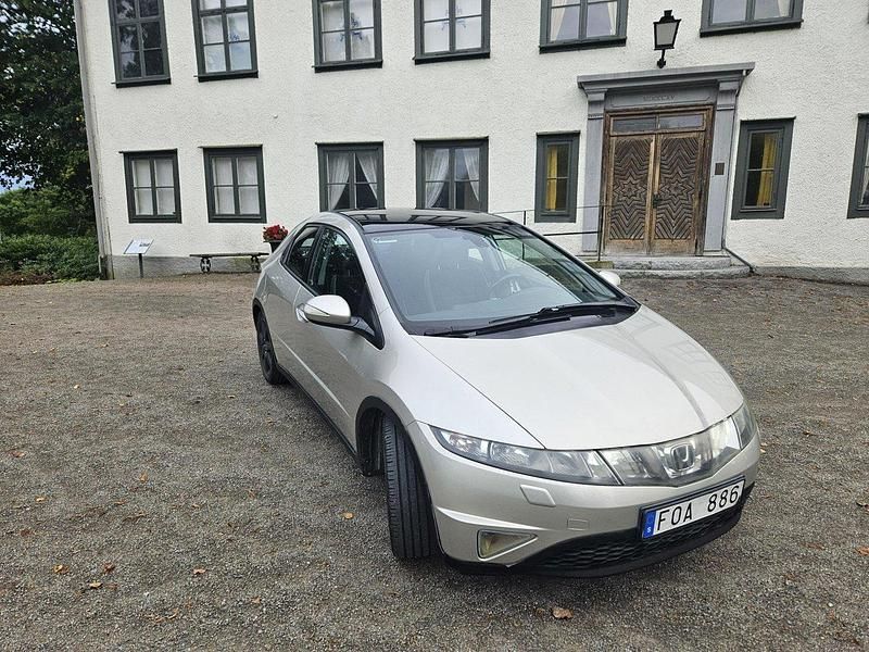 Silver Begagnad 2007 Honda Civic Executive Halvkombi | 56 000 kr (Marknadspris) - Bild 1/4