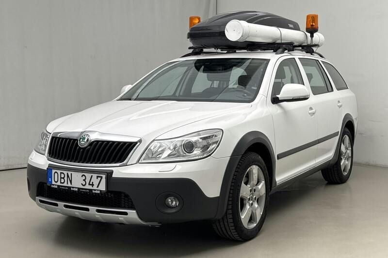 Vit Begagnad 2013 Skoda Octavia Scout Kombi | 99 000 kr - Bild 1/4
