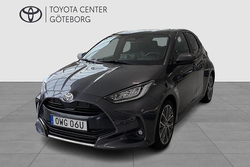 Mörkgrå Begagnad 2024 Toyota Yaris Hybrid Style Halvkombi | 269 900 kr - Bild 1/3