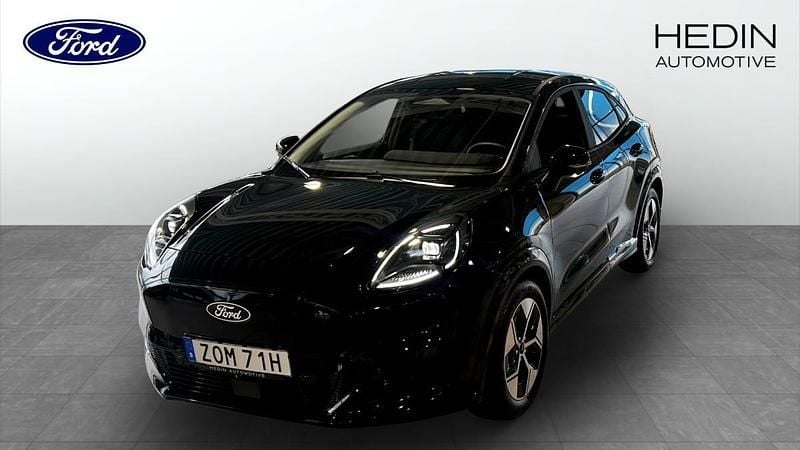 Svart (black) Ny 2025 Ford Puma Gen-E SUV | 397 375 kr (Marknadspris) - Bild 1/4