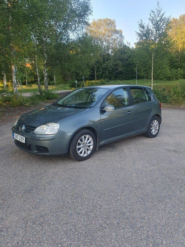 Grön Begagnad 2007 VW Golf V Trendline Halvkombi | 25 000 kr (Marknadspris) - Bild 1/4