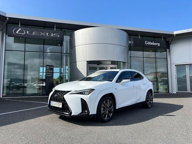 Vit (vit metallic) Begagnad 2024 Lexus UX 300h E-FOUR F-Sport SUV | 519 000 kr - Bild 1/4