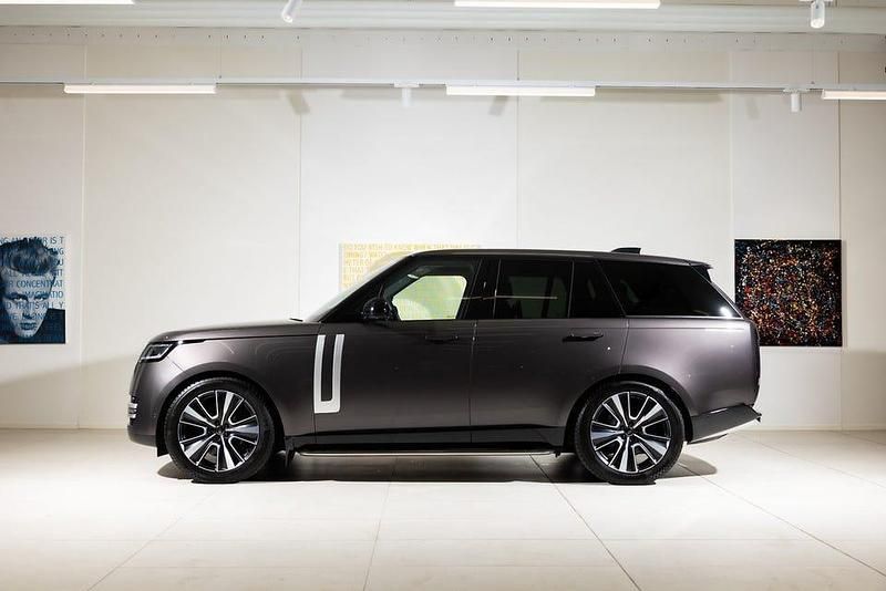 Begagnad Land Rover Range Rover First Edition 530 HK (389 kW) 2023 Mörkgrå SUV