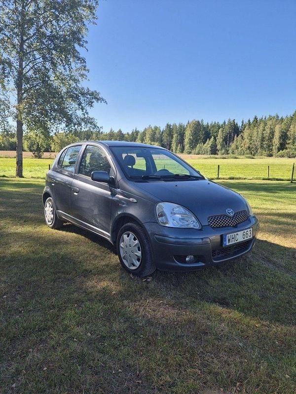 Blå Begagnad 2004 Toyota Yaris Halvkombi | 16 000 kr (Marknadspris) - Bild 1/3