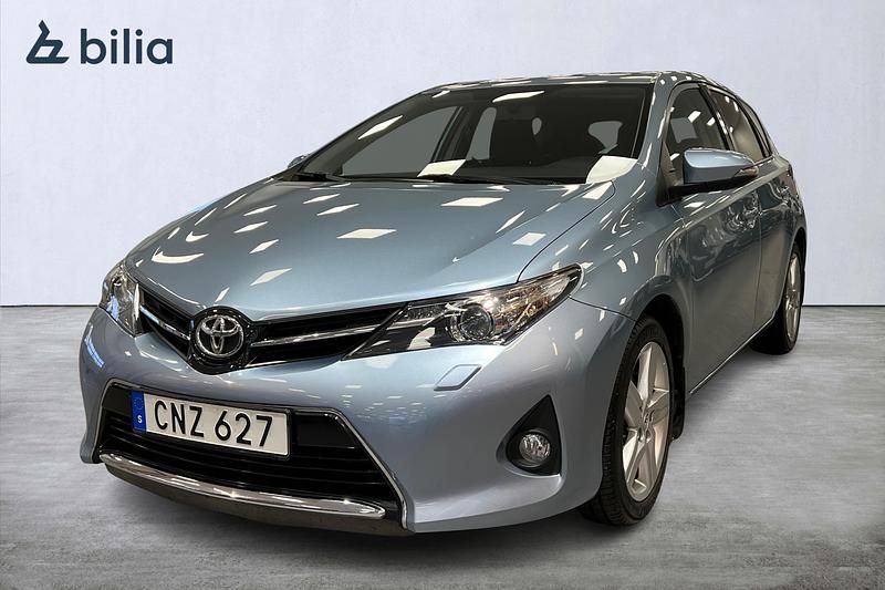Ljusblå Begagnad 2014 Toyota Auris Style Halvkombi | 139 900 kr (Lite dyr) - Bild 1/4
