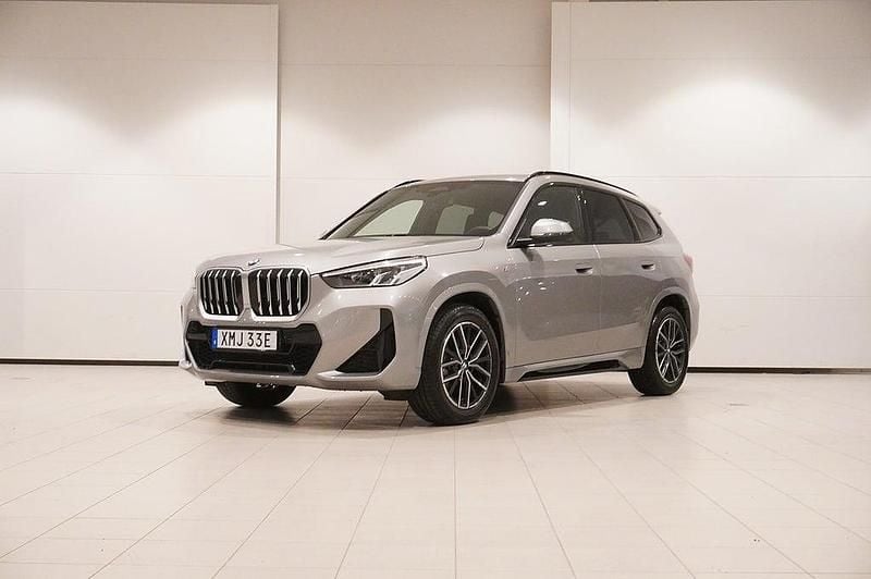 Grå Begagnad 2025 BMW X1 M Sport SUV | 439 900 kr (Marknadspris) - Bild 1/4