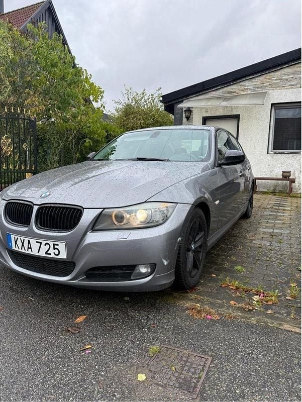 Grå Begagnad 2011 BMW 320 Comfort Edition Sedan | 49 000 kr (Superpris) - Bild 1/4