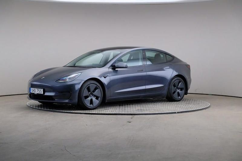 Grå Begagnad 2021 Tesla Model 3 Long Range AWD Sedan | 265 000 kr (Marknadspris) - Bild 1/4