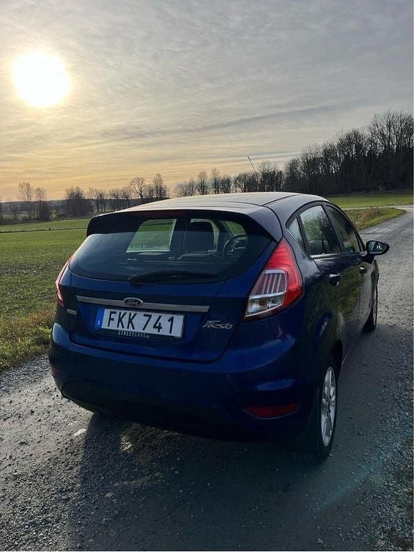 Blå Begagnad 2016 Ford Fiesta Titanium Halvkombi | 75 000 kr (Bra pris) - Bild 1/3